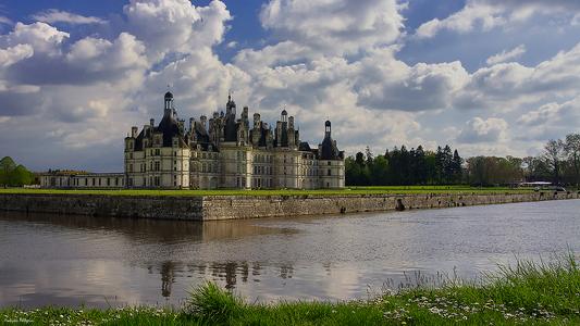 Chambord Castle seen from the Cosson river
