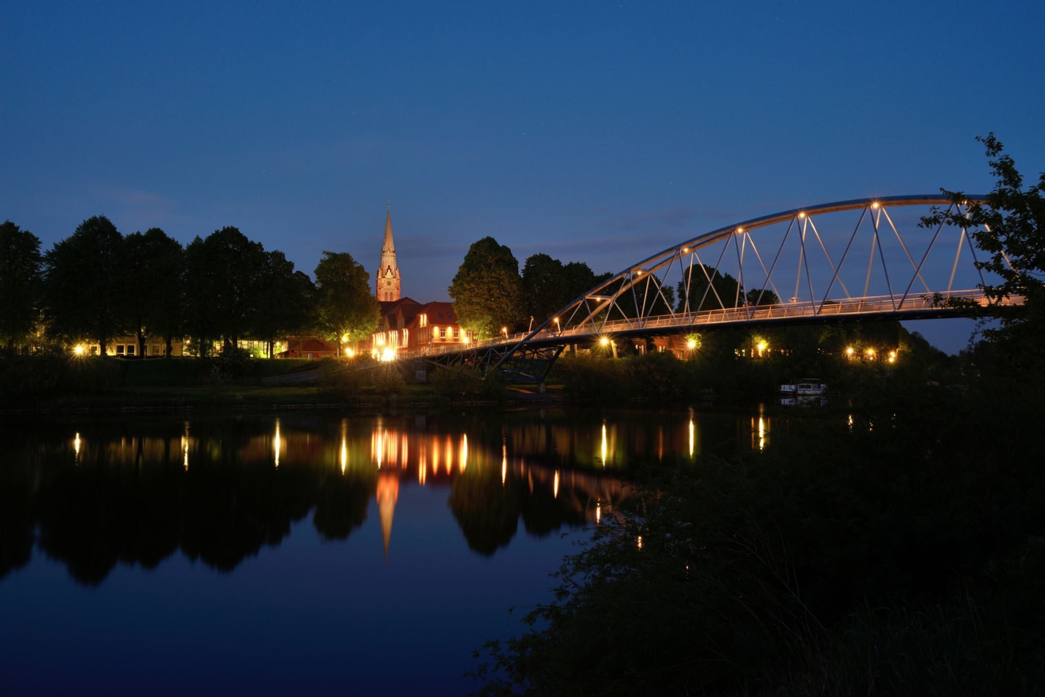 Fußgängerbrücke zur Altstadt von Nienburg, Germany