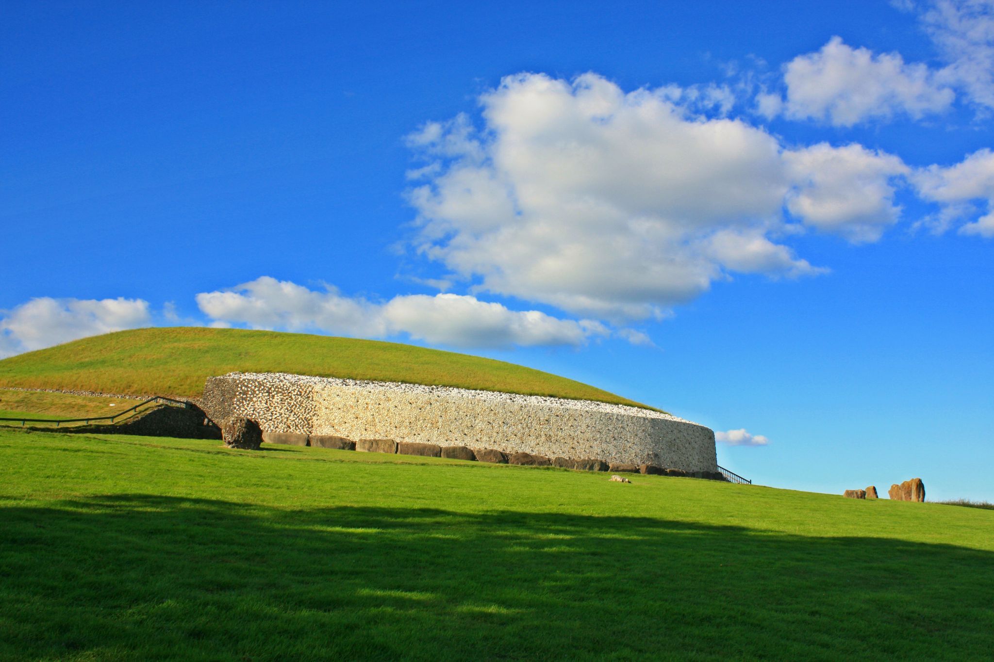Newgrange - jungsteinzeitliches Hügelgrab, Ireland