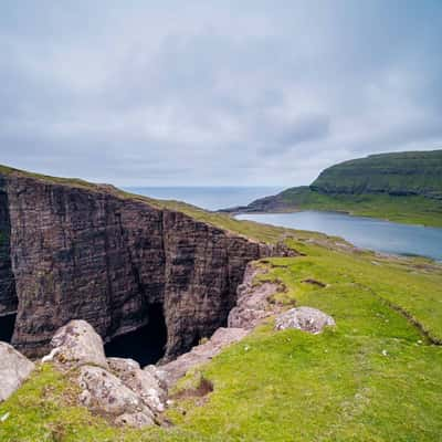 Trælanípa - Lake Sørvagsvatn, Faroe Islands