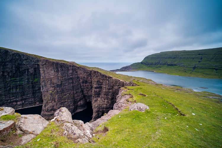 Trælanípa - Lake Sørvagsvatn