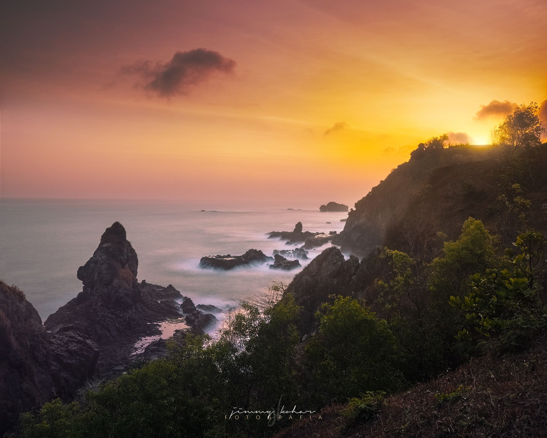Bukit Pengilon, Indonesia