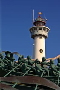 Denkmal für die Seenotretter vor dem Leuchtturm