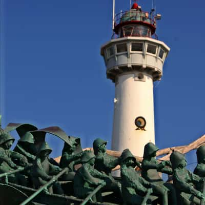 Denkmal für die Seenotretter vor dem Leuchtturm, Netherlands