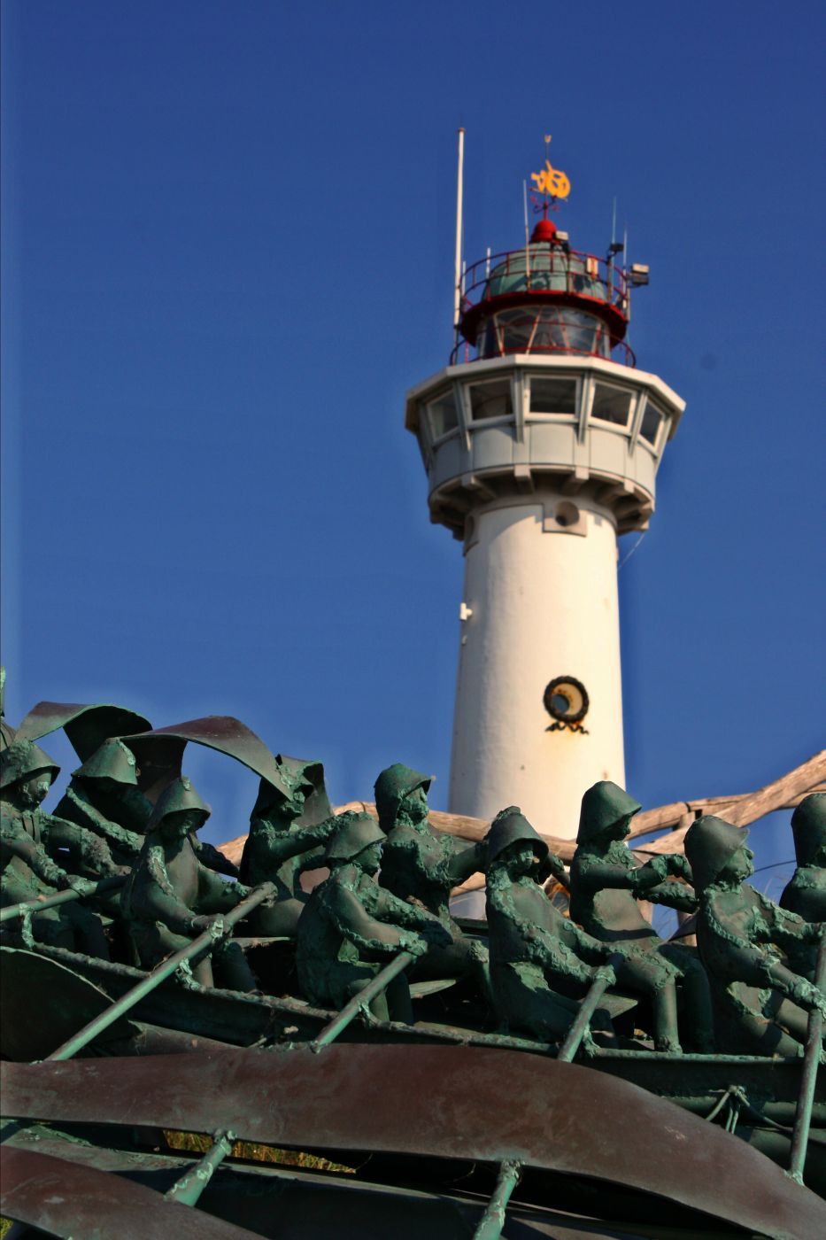 Denkmal für die Seenotretter vor dem Leuchtturm, Netherlands