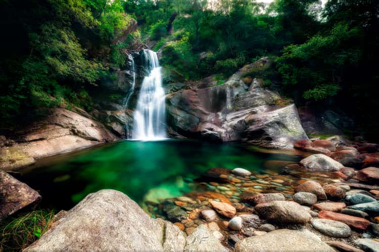 Fondo Waterfall