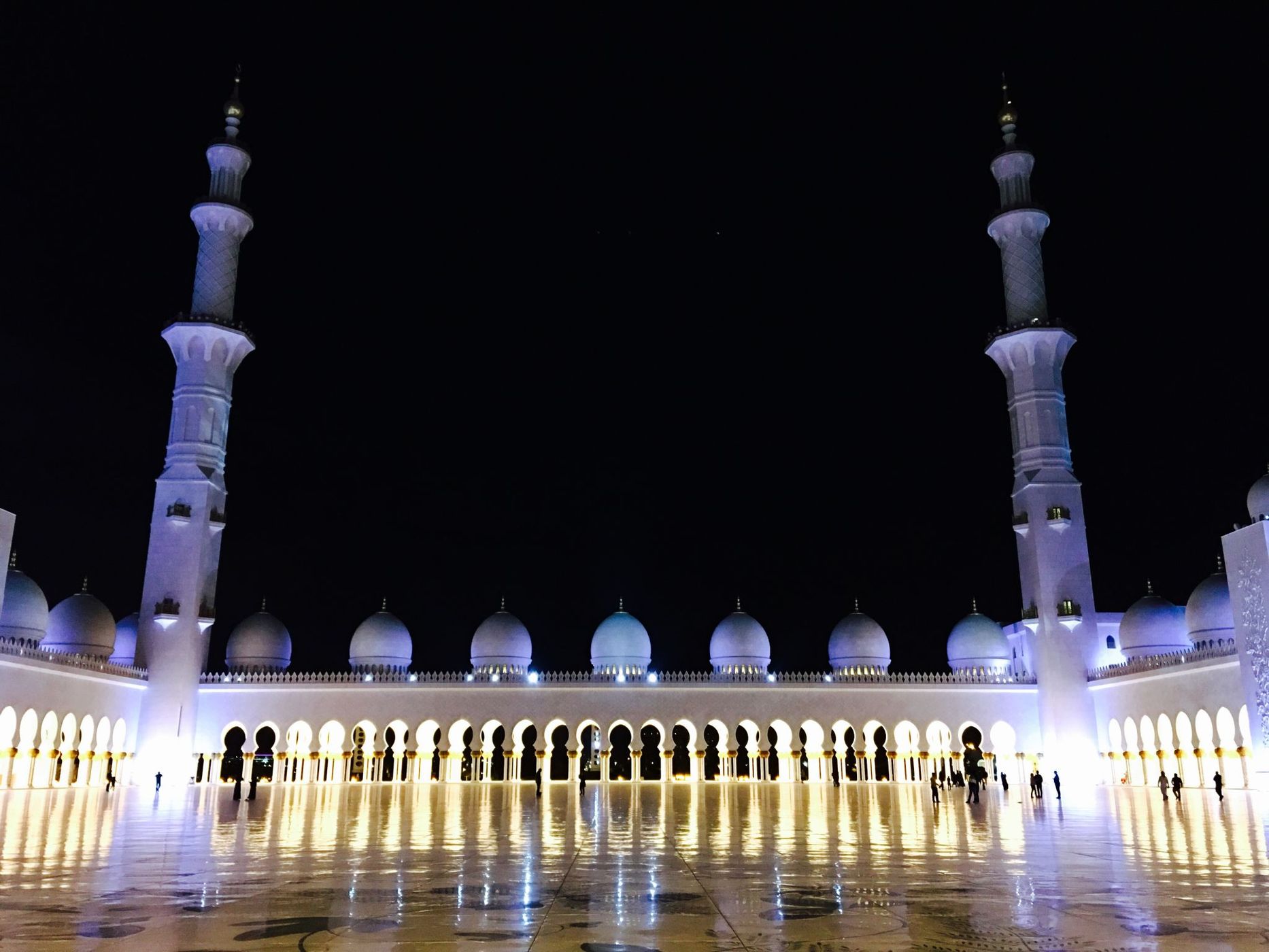 Inner courtyard of Sheikh Zayed Grand Mosque, Abu Dhabi, United Arab Emirates