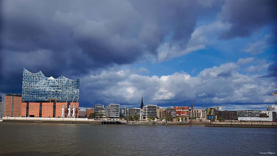 Elbphilarmonie (view from Arningstraße (Fähre))