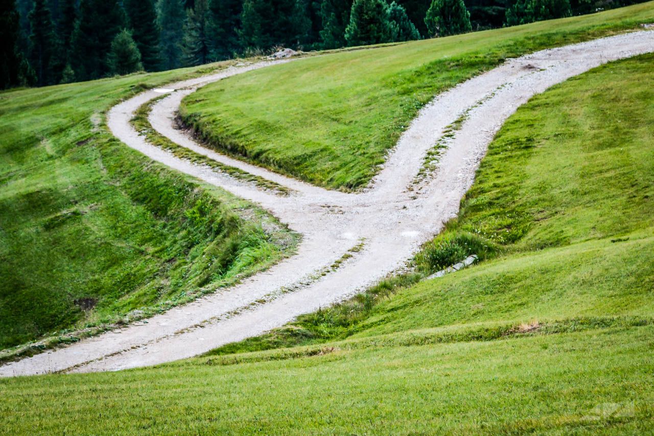 trail path crossroads, Italy