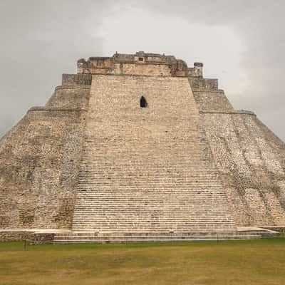 Uxmal, pirámide del adivino, Mexico