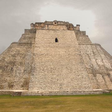 Uxmal, pirámide del adivino, Mexico