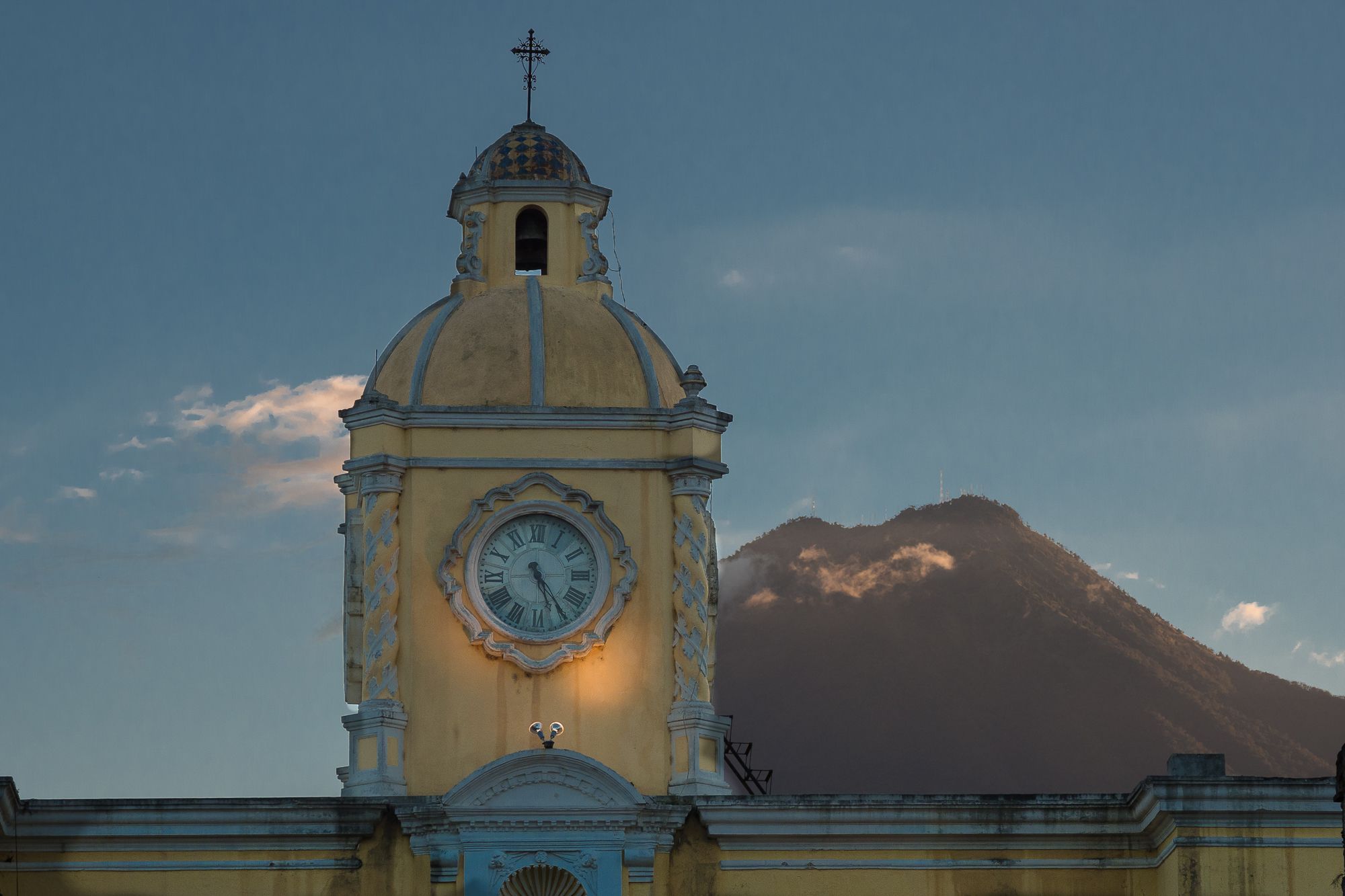 Antigua y volcan de agua, Guatemala