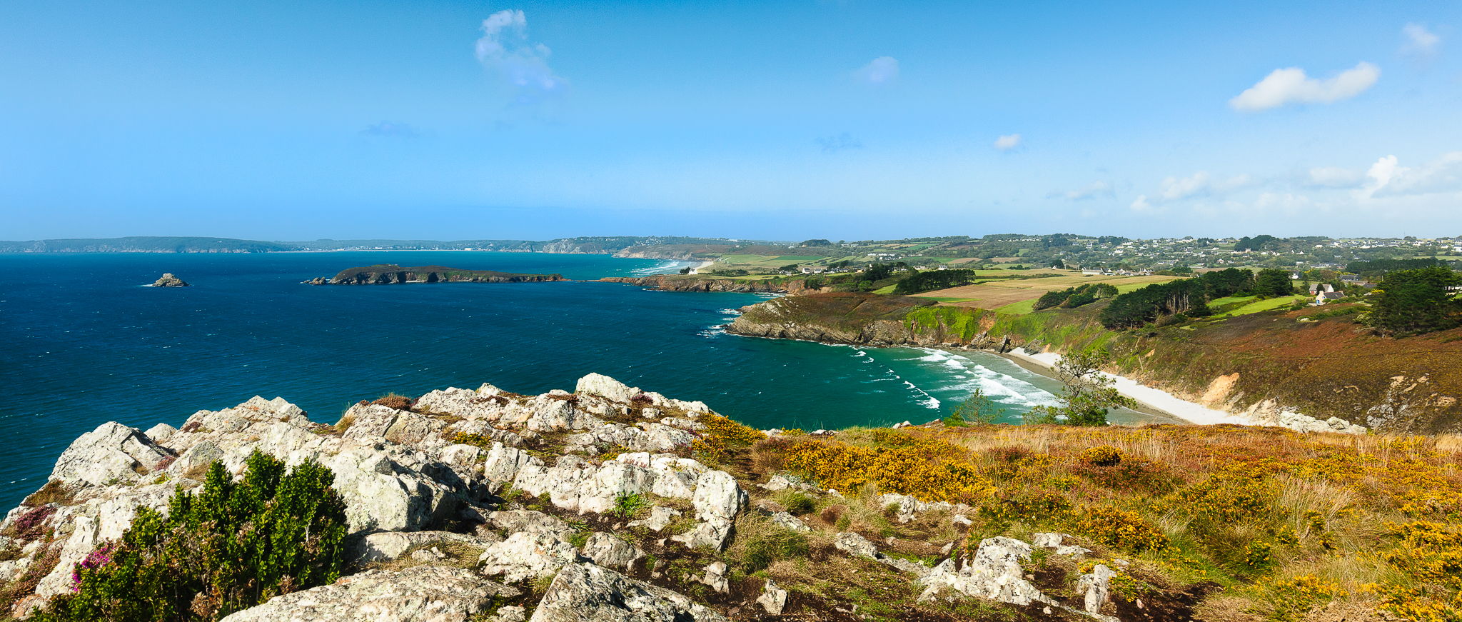 Coastal view on Fort de l'Aber and Îlot de l'Aber, France