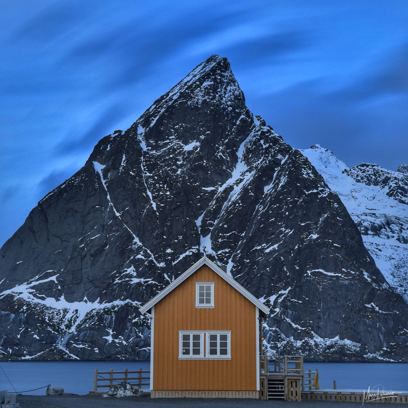 Olstind cabin in Sakrisøy, Norway