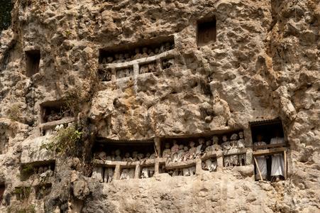 Suaya cliff tomb & mummy