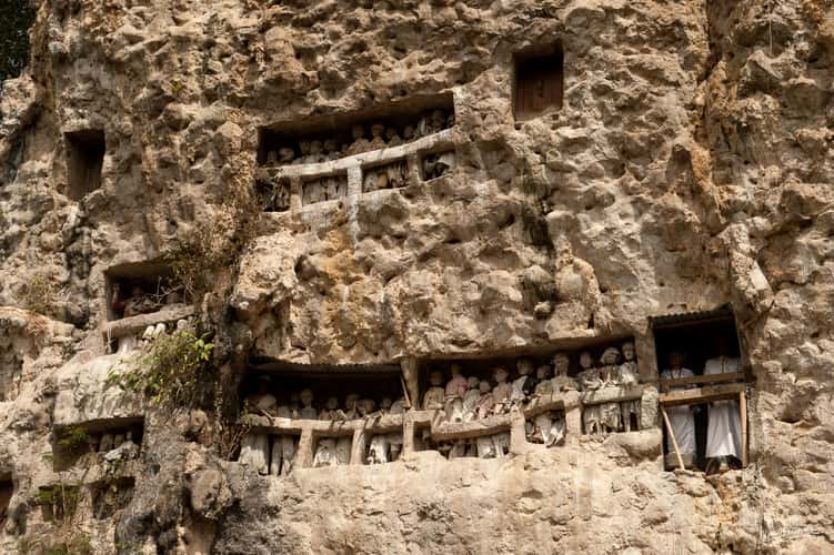Suaya cliff tomb & mummy