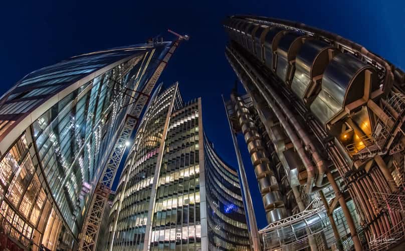 Vertiginous building in bank center
