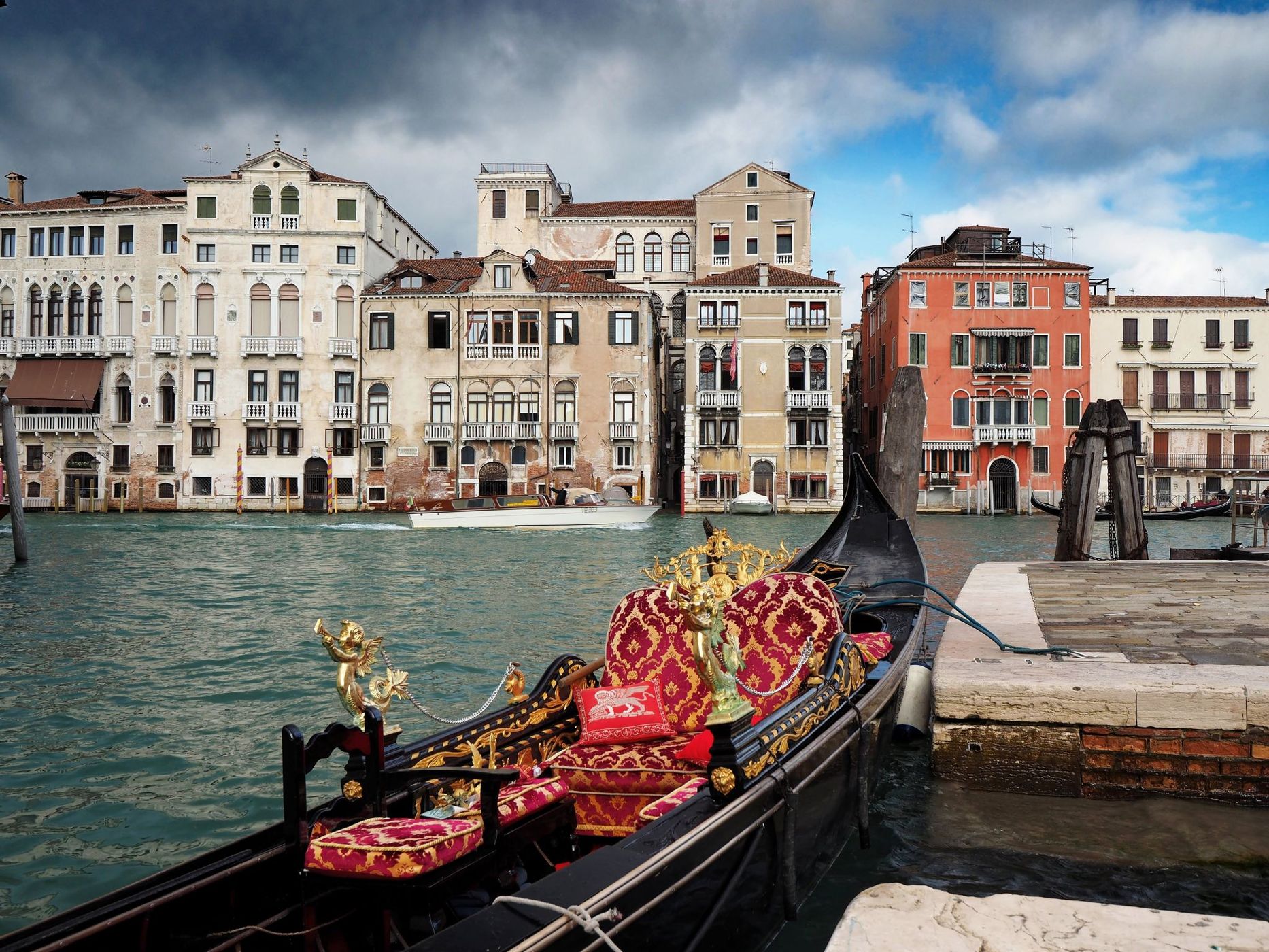 Bank of Canal Grande, Italy