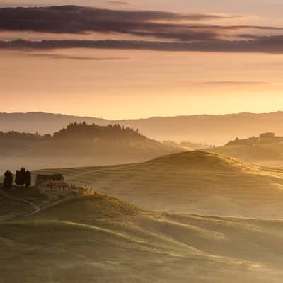 Farm near Asciano at sunrise, Italy