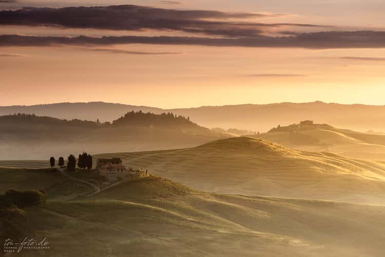 Farm near Asciano at sunrise