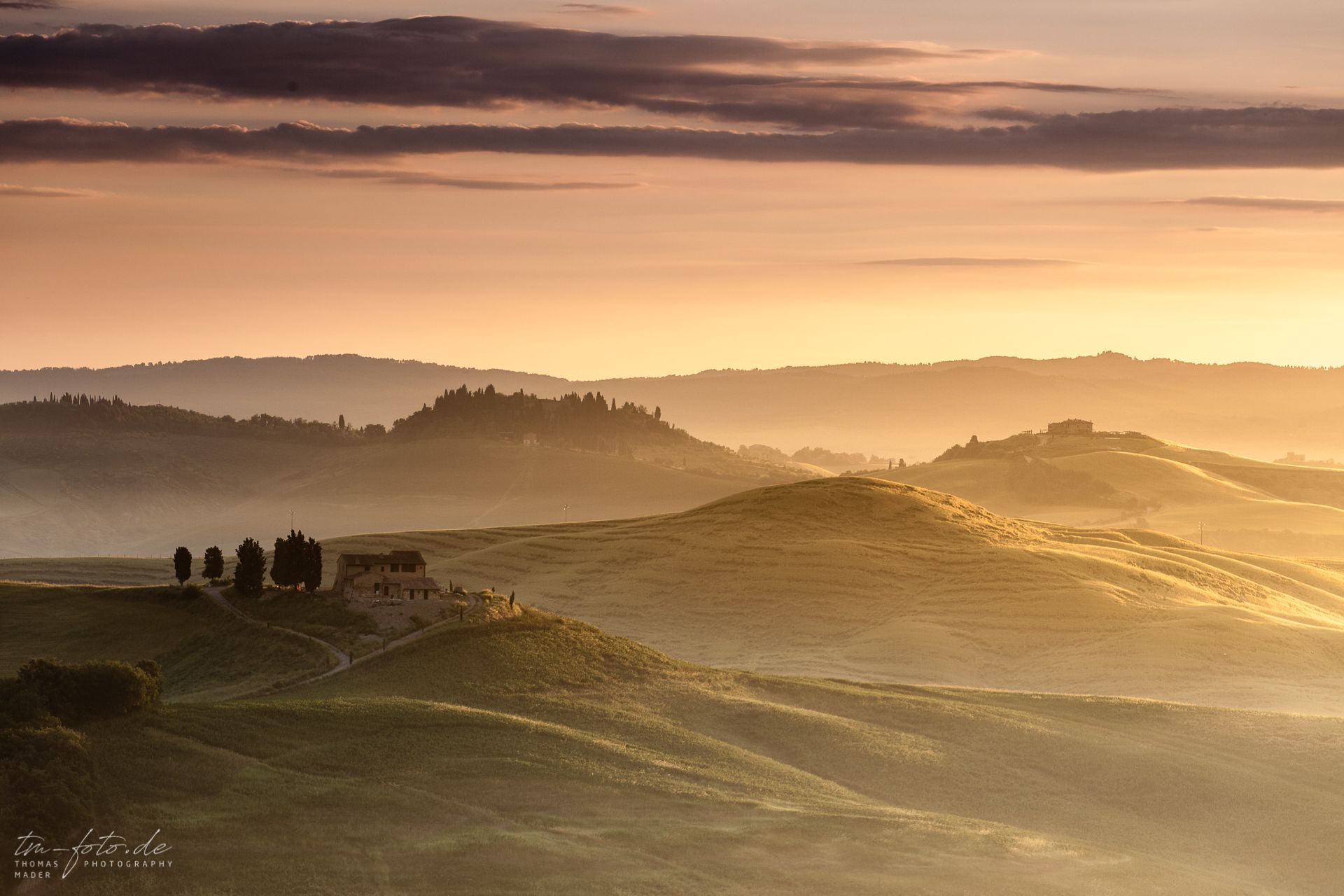 Farm near Asciano at sunrise, Italy