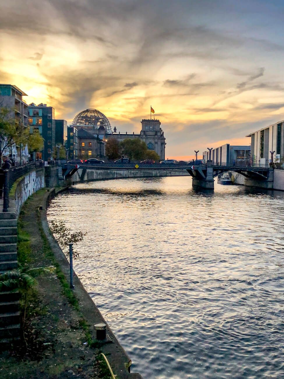 Sunset on Reichstag from the Sprée river, Germany