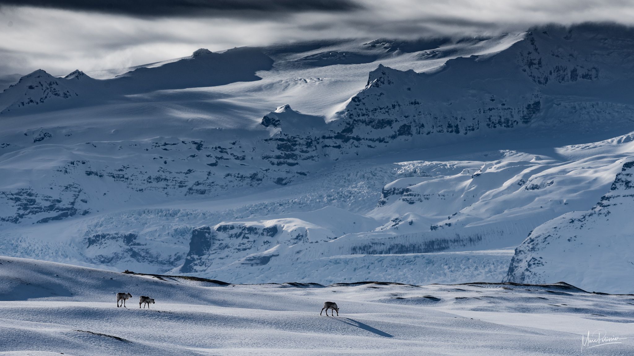 Walking along the east Jökulsárlón glacier, Iceland