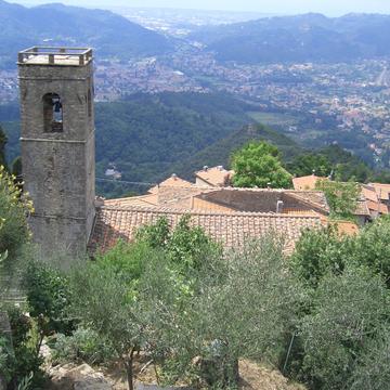 Blick über die Kirche S. Maria Assunta in Metato, Italy