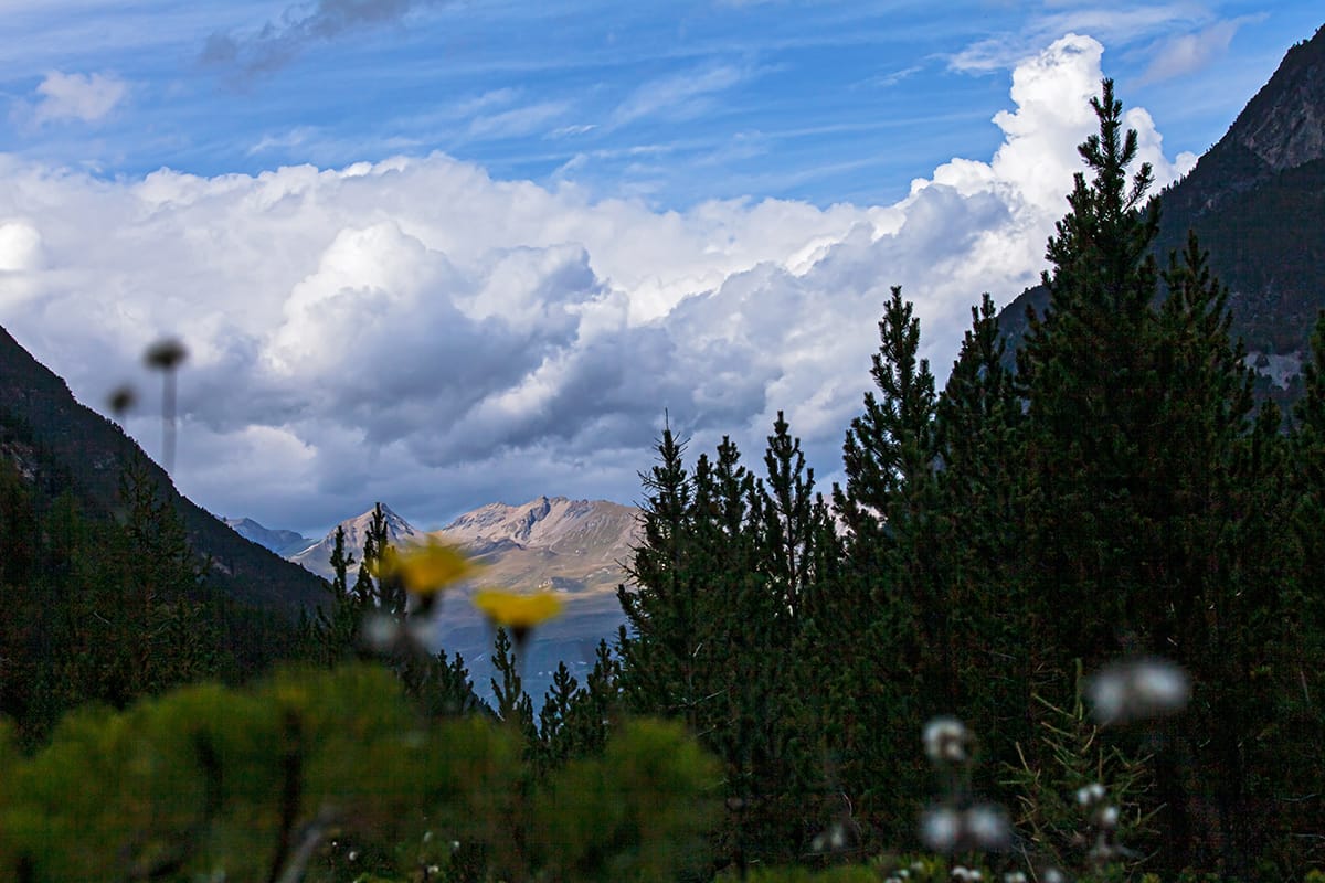 Durchblick auf einen Berg im Engadin, Switzerland