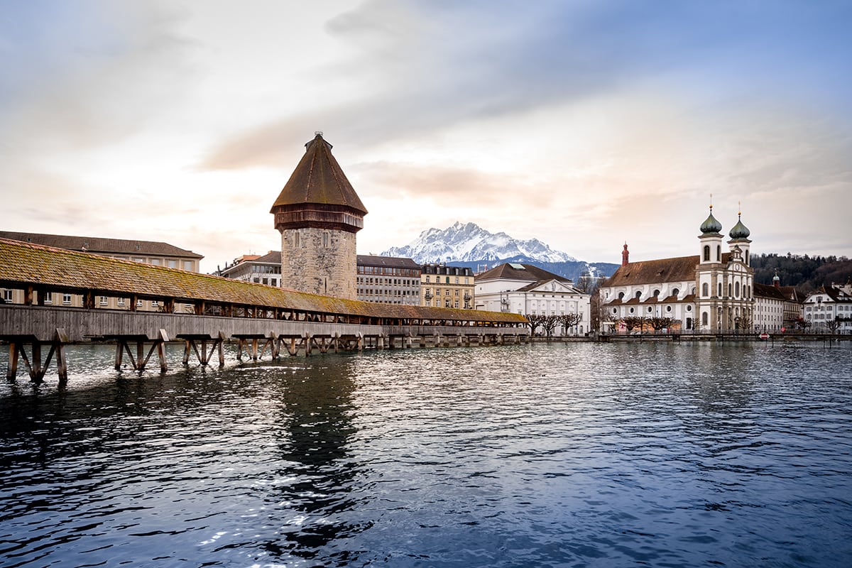 kapellbr-cke-chapel-bridge-in-lucerne-switzerland