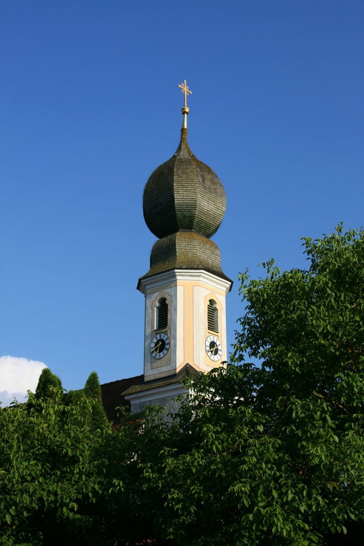 Kirchturm der St. Michael-Kirche in Frauendorf, Germany