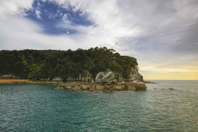 Tokangawhā / Split Apple Rock