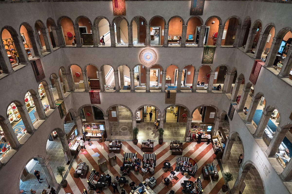 Treppenhaus im Fondaco dei Tedeschi in Venedig, Italy