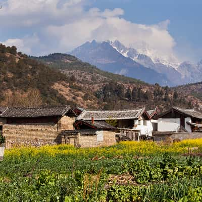 Baisha, am Fusse der Berge, China