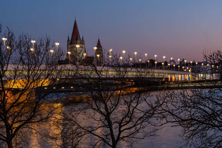Reichsbrücke, view to the Church of Franz von Assisi