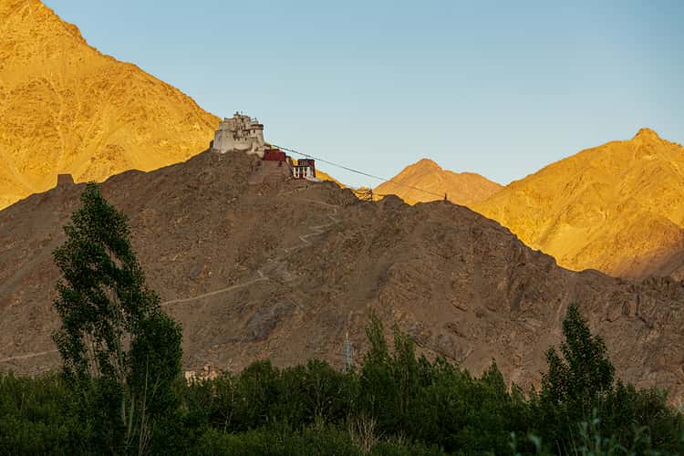 Burgruine und Blick auf Leh
