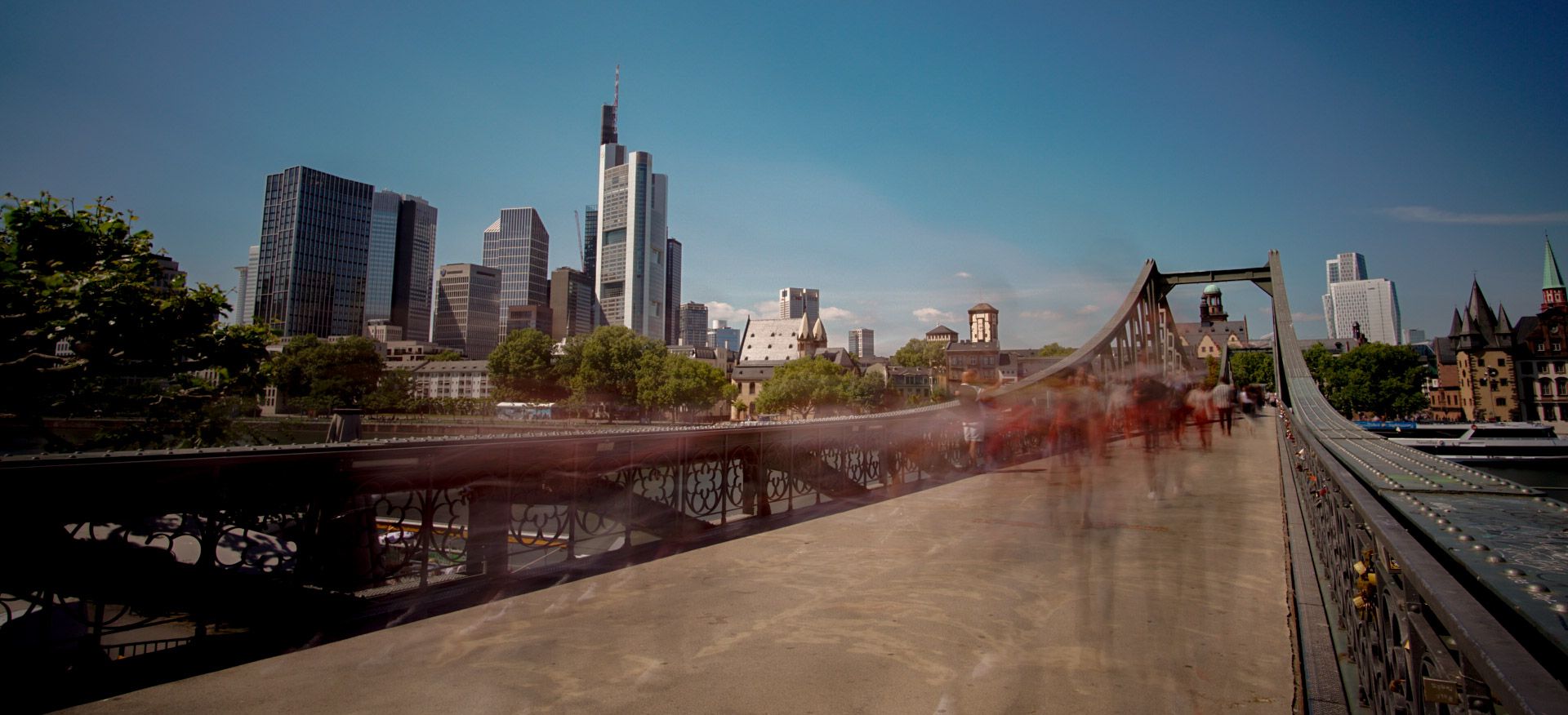 Eiserner Steg, Frankfurt Skyline, Germany