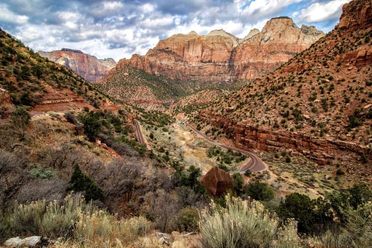 Switchbacks leading to Zion-Mt. Carmel Tunnel