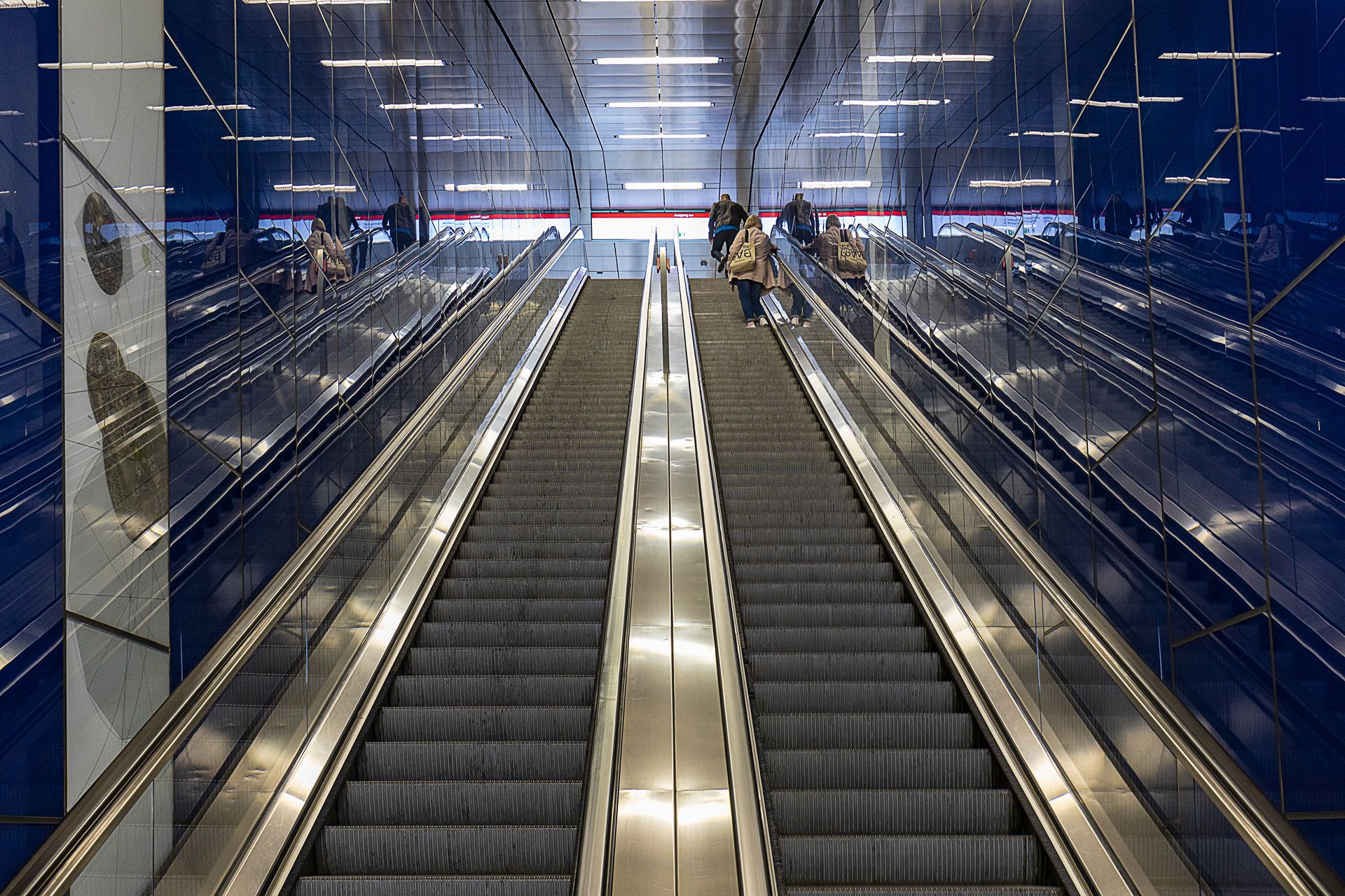 Wehrhahnlinie - U-Bahn-Station Schadowstraße, Germany