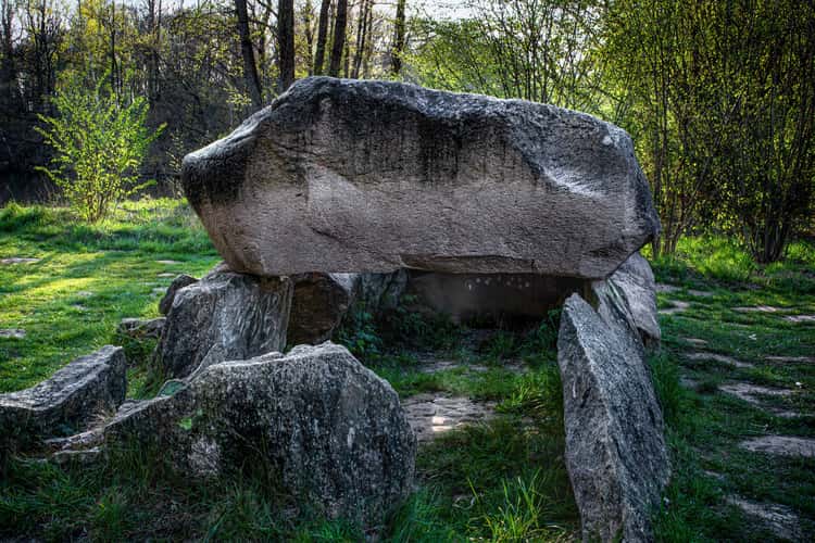 Walsen megalithic tomb