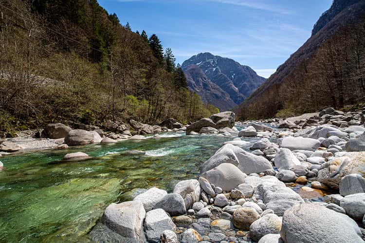Flusslandschaft im Verzascatal bei Brione