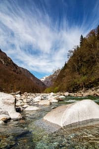 Flusslandschaft im Verzascatal bei Brione