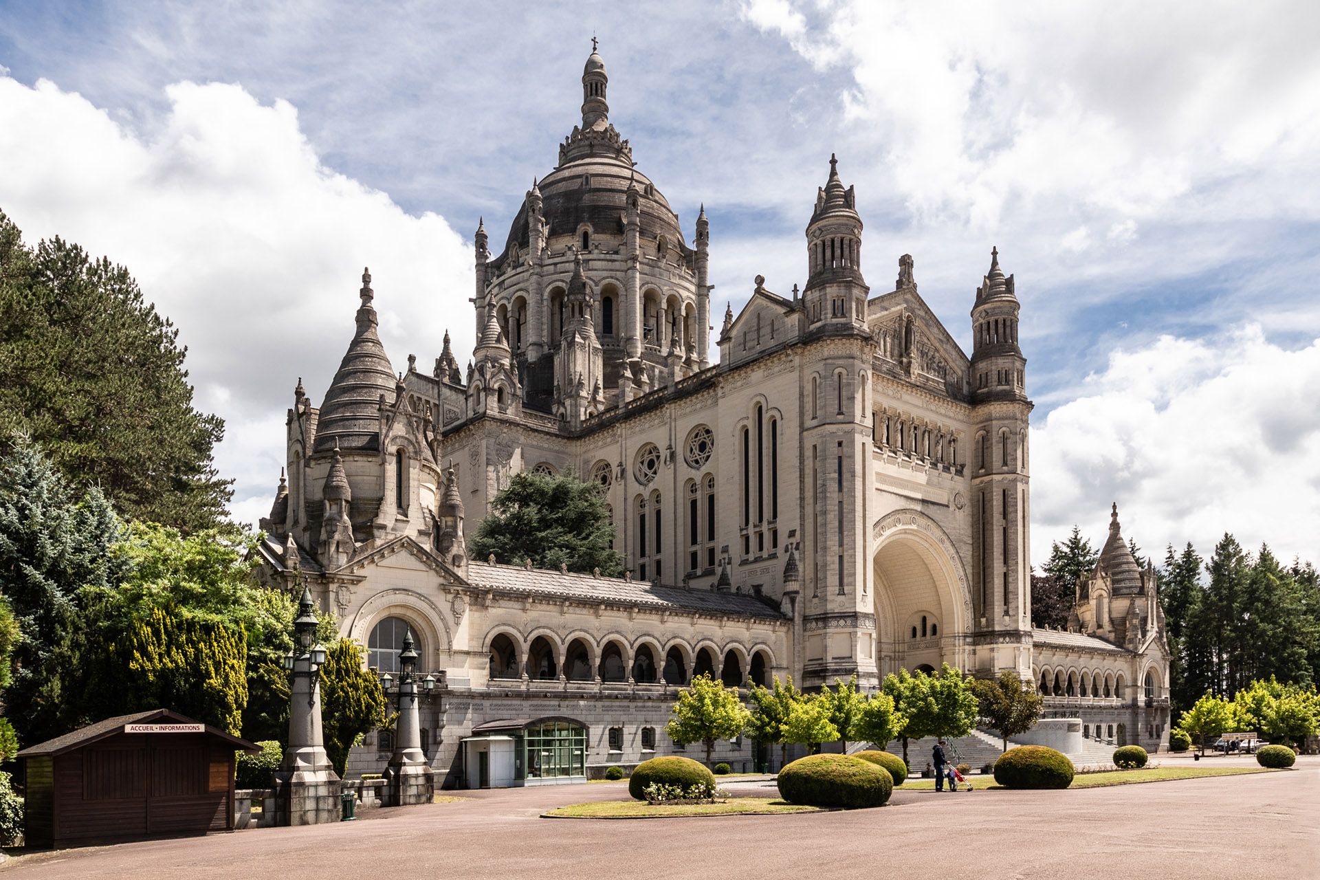 Basilique Saint-Thérèse Lisieux, France