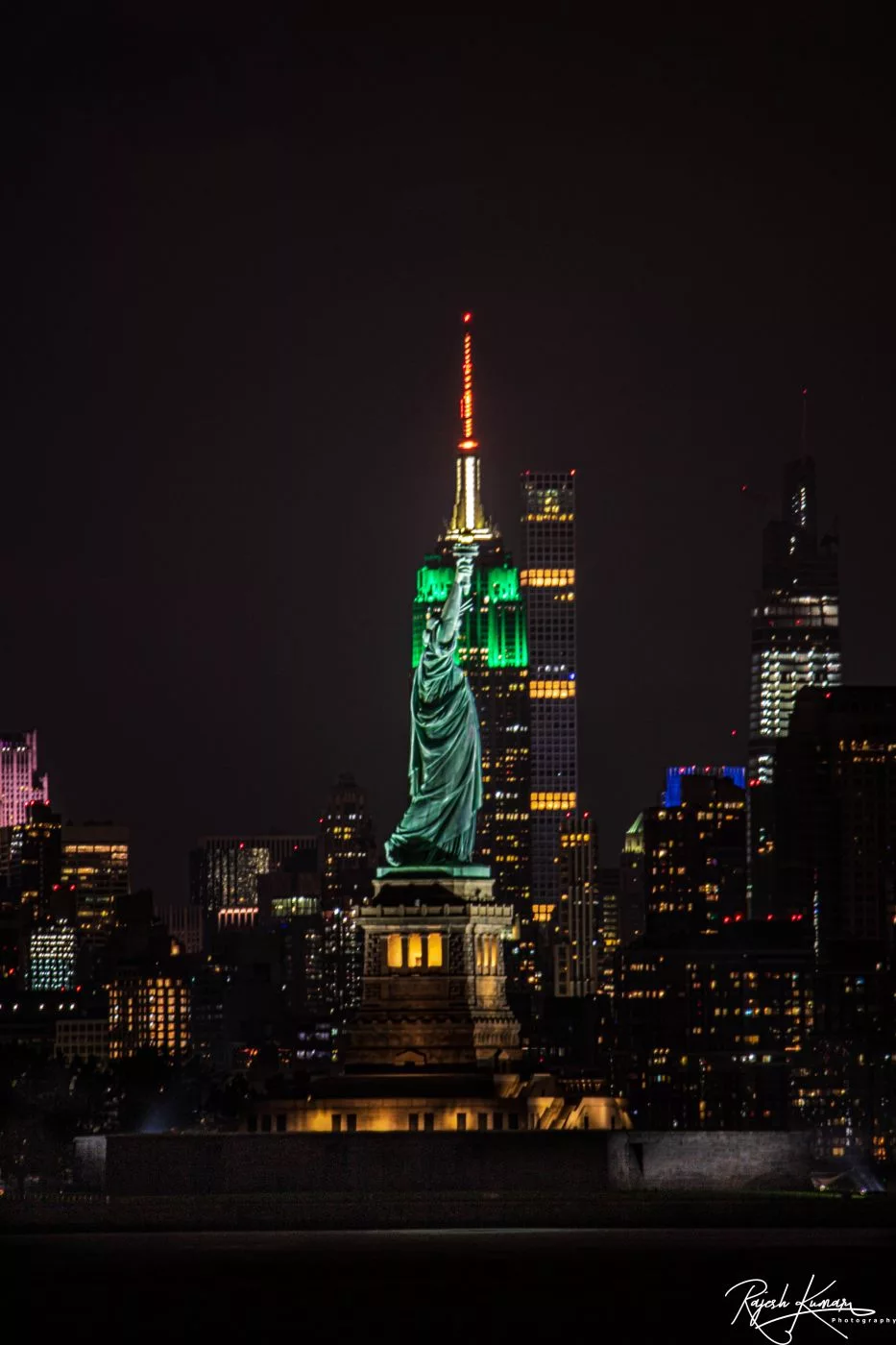 Liberty Statue With Empire State Building Usa 4kfa.webp?h=1400&q=83