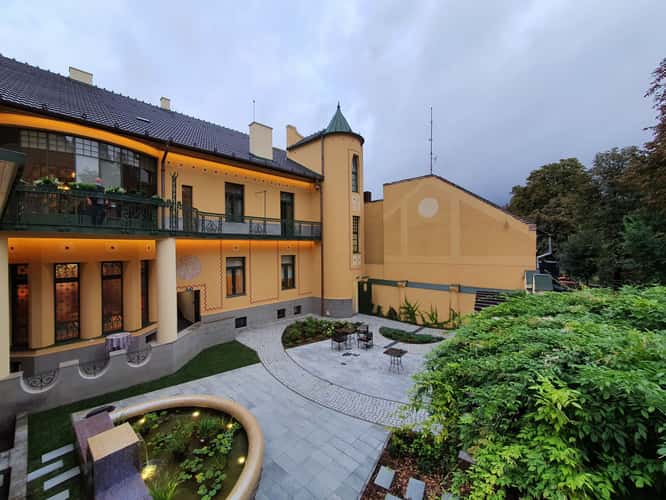 Darvas La Roche  House