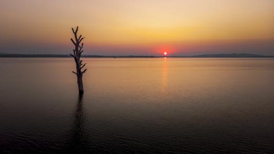 Sunrise at Nové Mlýny Lake