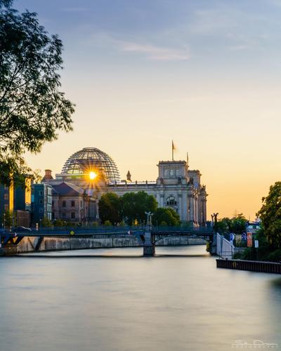 Sunset on Reichstag from the Sprée river