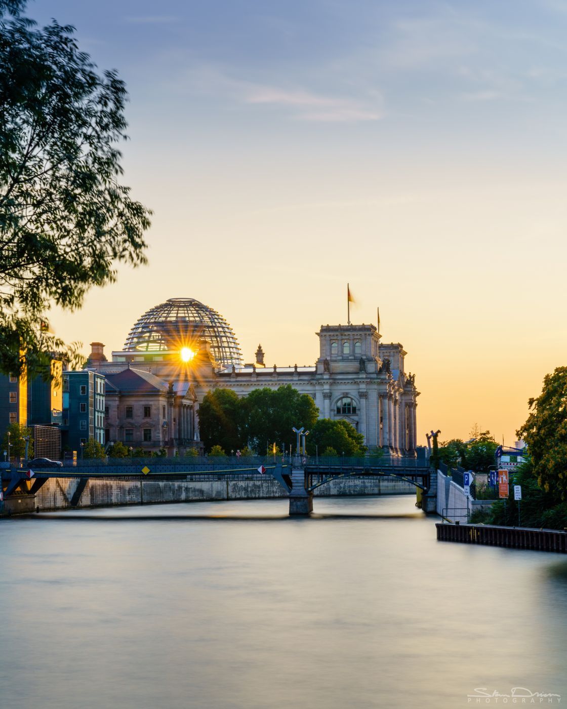 Sunset on Reichstag from the Sprée river, Germany