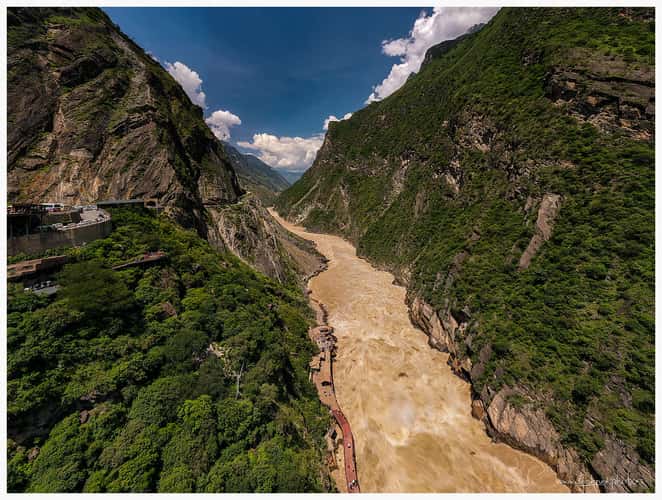 Along the Tiger leaping gorge