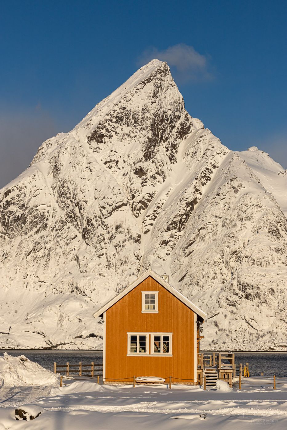 Olstind cabin in Sakrisøy, Norway